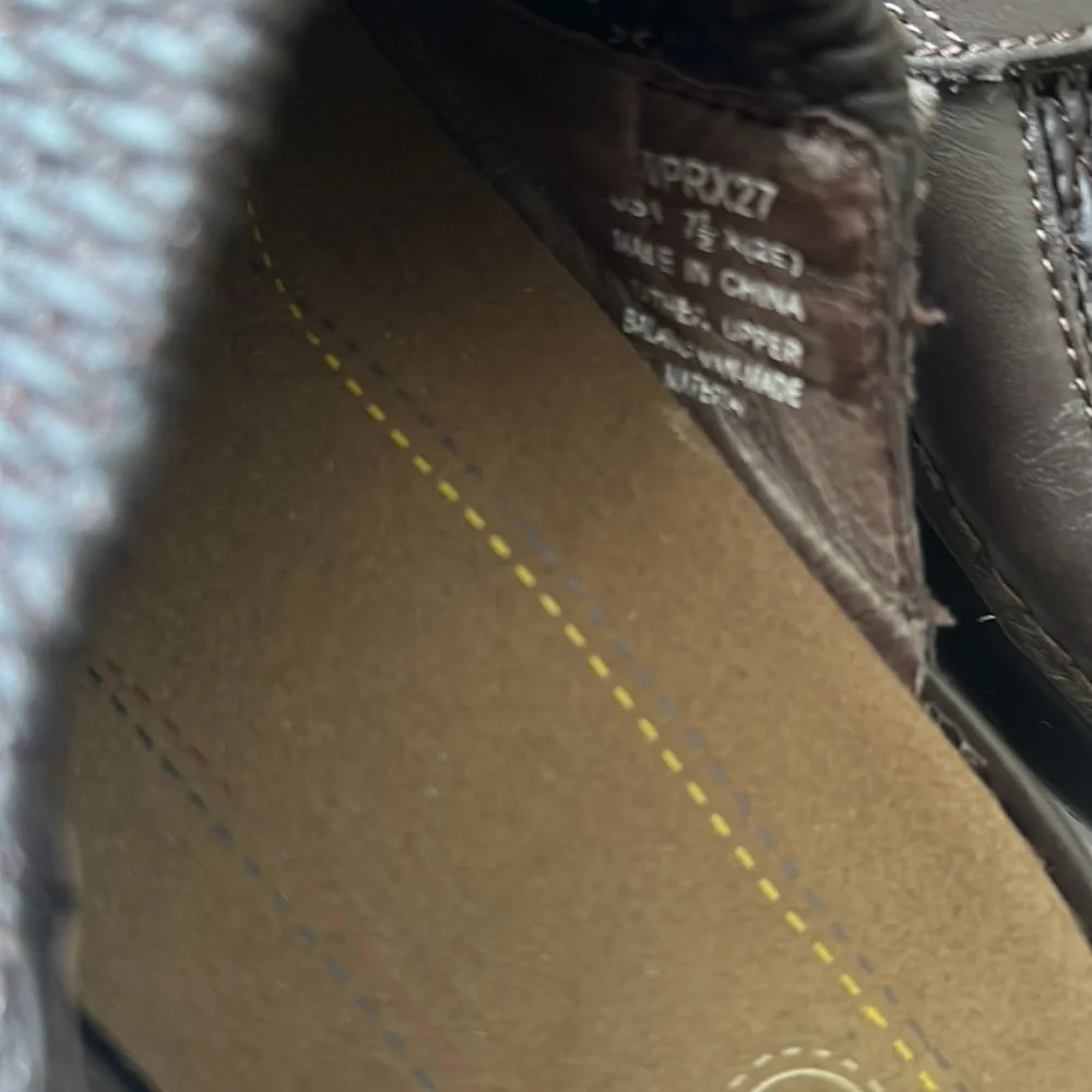 Propet Super Comfy Clogs. Not worn outside.  Very very nice shoe - Picture 5 of 5